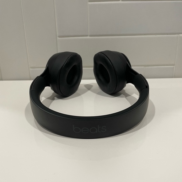 Sonic Bliss: Sleek Beats Solo Pro Headphones for the Ultimate Audio Experience - Picture 2 of 4